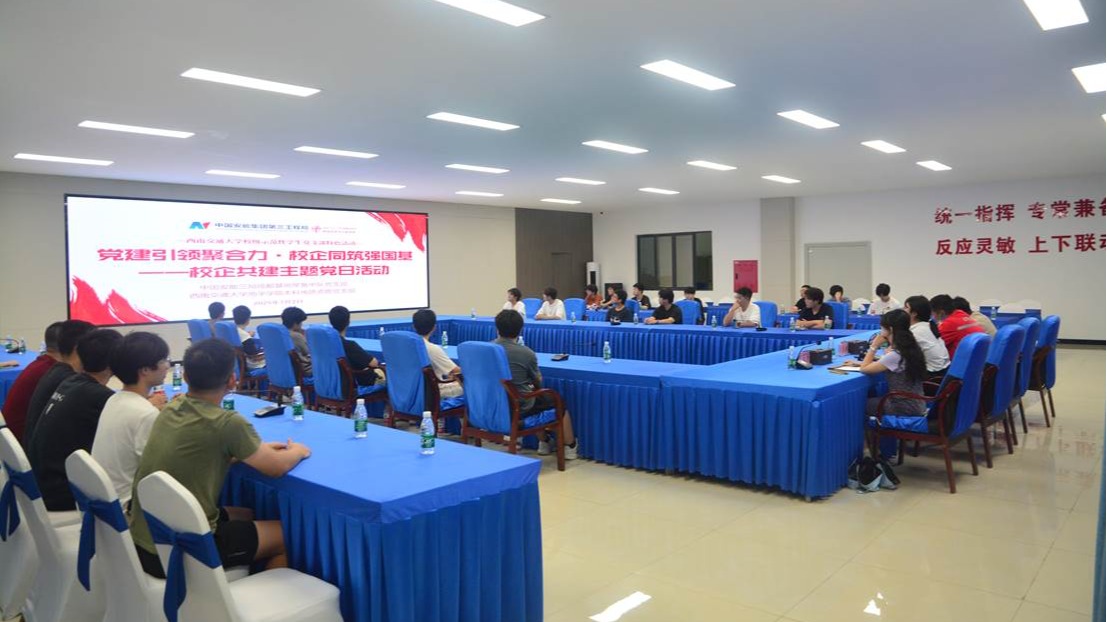 图片包含 天花板, 室内, 桌子, 飞机场 AI 生成的内容可能不正确。