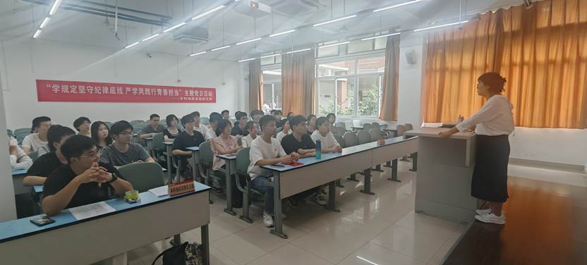 图片包含 室内, 桌子, 人, 人们 AI 生成的内容可能不正确。